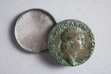 Specchio formato da due monete di Nerone